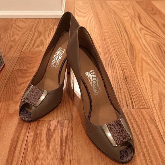 Ferragamo Bayan Elephant Calf Leather Pumps. 10B - Picture 1 of 8